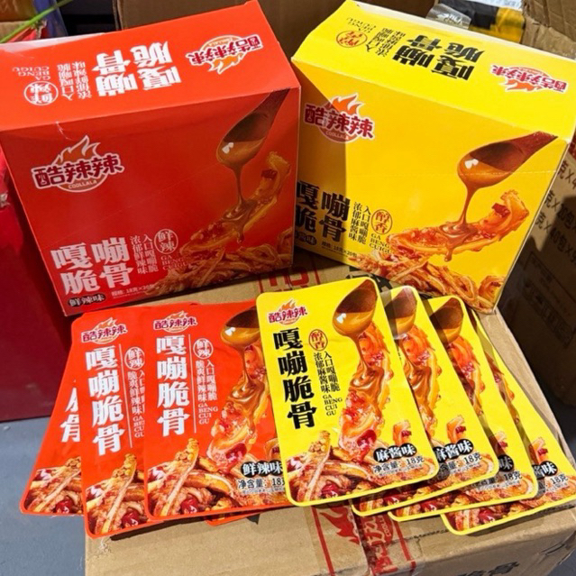 Hộp 20 Gói Sụn Gà Cay Giòn Sốt Mè COOLLALA ( gói 18gr)