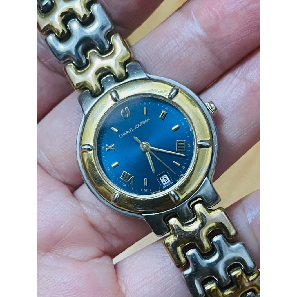 Đồng hồ Charles Jourdan Thụy mặt xanh dây Demi lên tay bao đẹp.