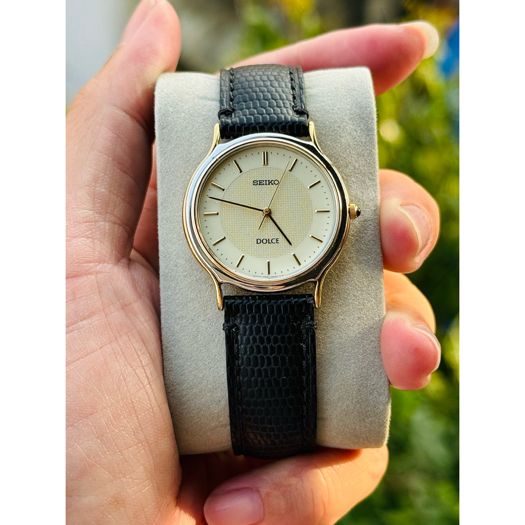 Đồng hồ Seiko Dolce quartz cao cấp kính saphia, mặt 2 lòng, núm đá quý nhà Seiko