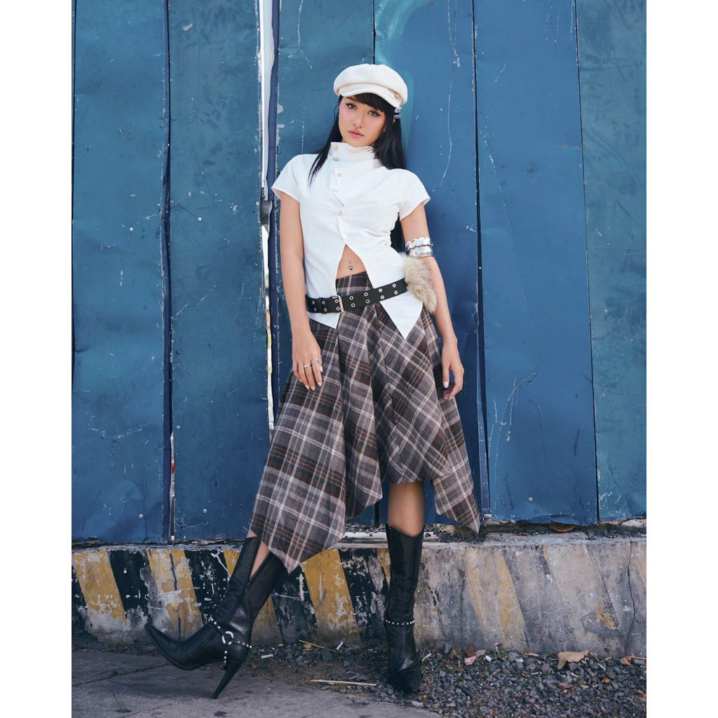 Chân váy caro dáng lửng tà bất đối xứng INTO.EIGHT thiết kế (CLOVER SKIRT) | BigBuy360 - bigbuy360.vn