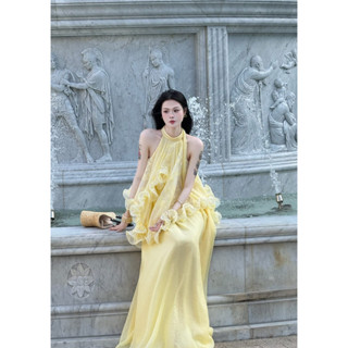 Đầm maxi tơ vàng cổ yếm bồng bềnh, gấu viền bèo dáng dài