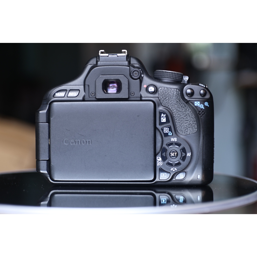 máy ảnh Canon EOS Rebel T3i - 600d (màn hình xoay lật - đẹp) (Pin - sạc - thẻ nhớ) - Phụ-kiện