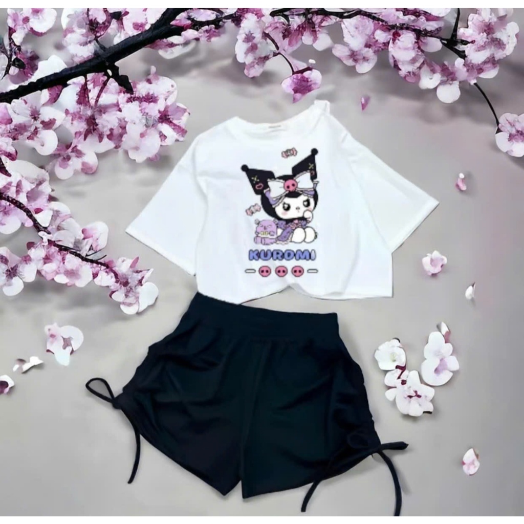Bộ quần áo hè cho bé gái từ 17–45kg thiết kế dễ thương, gồm áo croptop tay ngắn in hình gấu Dâu, Koromi nổi bật