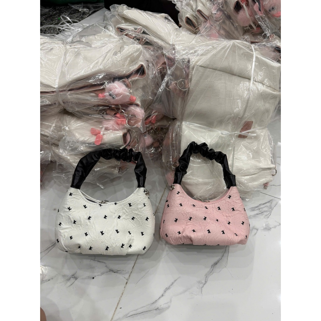 Túi xách đeo chéo, tay cầm dáng scrunchy họa tiết nơ dễ thương - DK170 | BigBuy360 - bigbuy360.vn