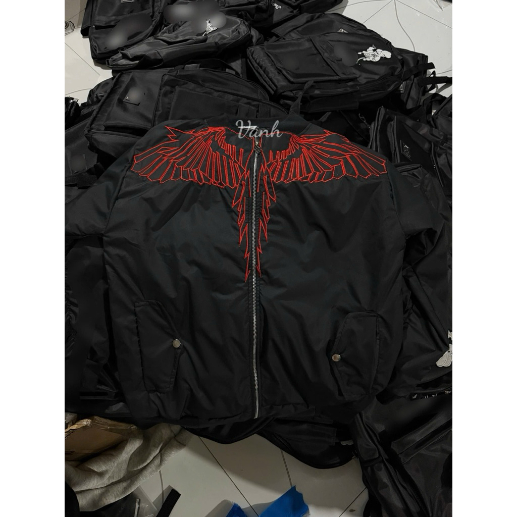 Áo khoác bomber cámh chim đen thêu đỏ khoá khắc