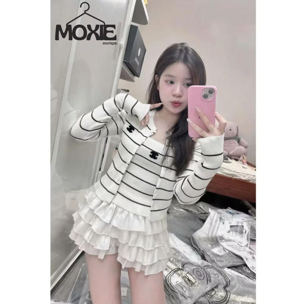 -𝓜𝓸𝔁𝓲𝓮 𝓑𝓸𝓾𝓽𝓲𝓺𝓾𝓮- Set Áo Cardigan Kèm Áo 2 Dây Kẻ Logo QCCC