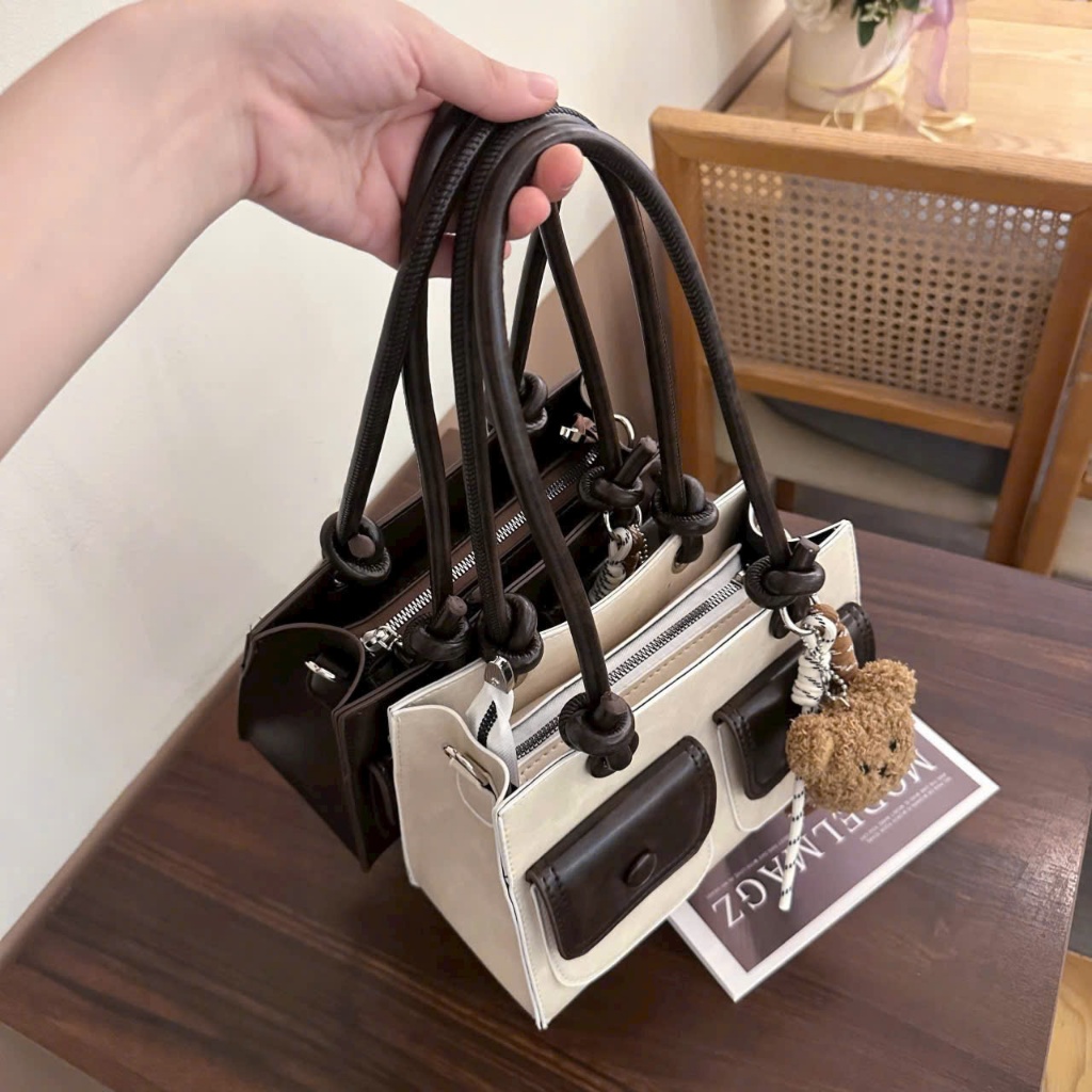 Túi xách đeo vai 2 ngăn trước kèm charm gấu - DK171 | BigBuy360 - bigbuy360.vn