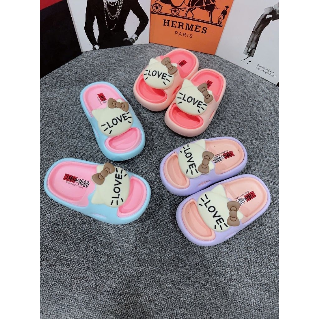 dép bé hình helo kitty Love