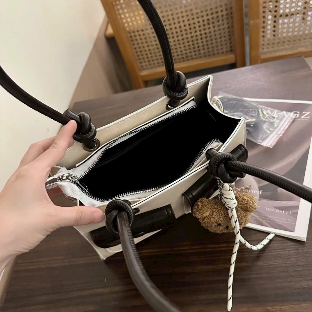 Túi xách đeo vai 2 ngăn trước kèm charm gấu - DK171 | BigBuy360 - bigbuy360.vn