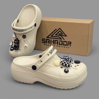  Dép sandal nữ SAHADOR đế bánh mì cao 7cm kèm charm gấu Bearbrick nơ đen cá tính xinh xắn CRS11 