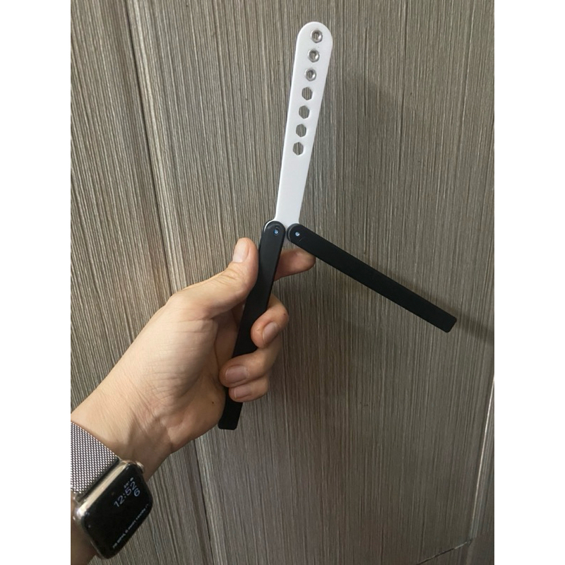 Mua con quay Balisong tặng 2 nhẫn dạ quang siêu sáng có cán đen trắng