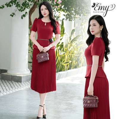 Đầm Dự Tiệc Đỏ Đô EMY EM4038 Vải Gân HongKong Cổ Tròn Giọt Lệ Dáng Dài Xếp Ly Sang Trọng (Không Kèm Thắt Lưng)