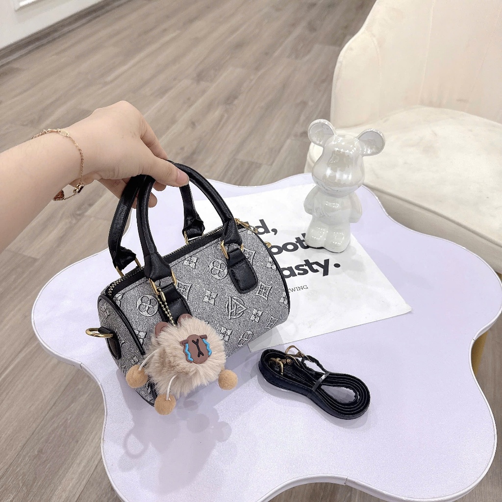 Túi Xách Tay Dáng Trống Kèm Charm Gấu Bông –  Hoạ Tiết Nổi Thời Trang CUN304 | BigBuy360 - bigbuy360.vn