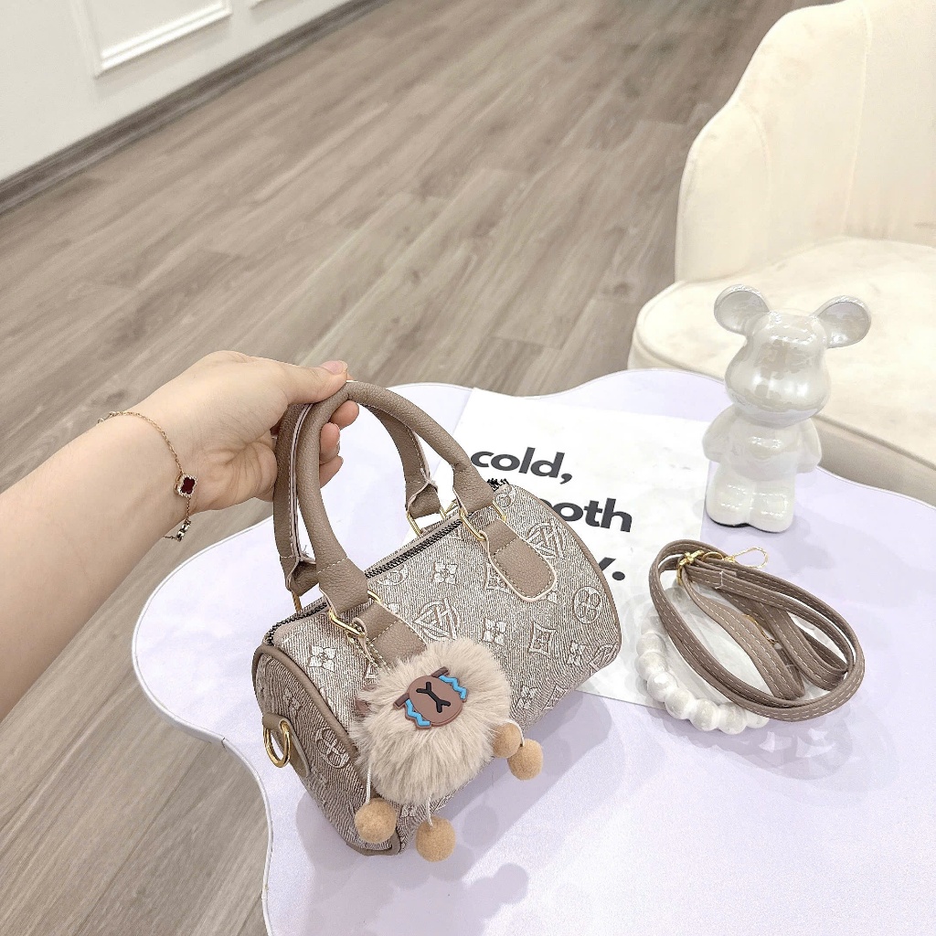 Túi Xách Tay Dáng Trống Kèm Charm Gấu Bông –  Hoạ Tiết Nổi Thời Trang CUN304 | BigBuy360 - bigbuy360.vn