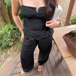 Set Áo hai dây và Quần dài dáng rộng màu đen vải thô họa tiết hoa Airy Set