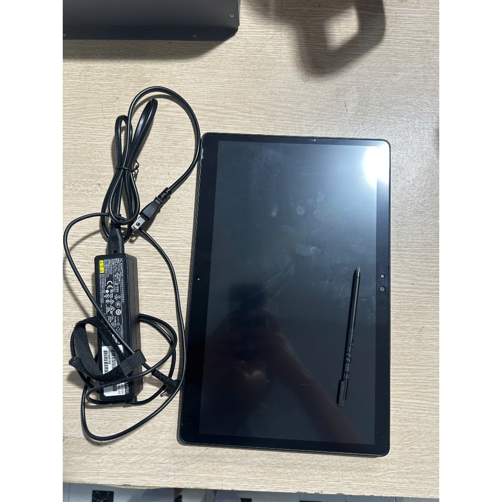 Máy tính bảng Fujitsu STYLISTIC Q739 với cấu hình Intel Core i3 thế hệ 8, RAM 4GB và SSD 128G