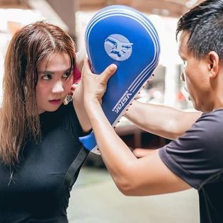 Vợt đá võ thuật kép tập đá học võ tại nhà và phòng tập.