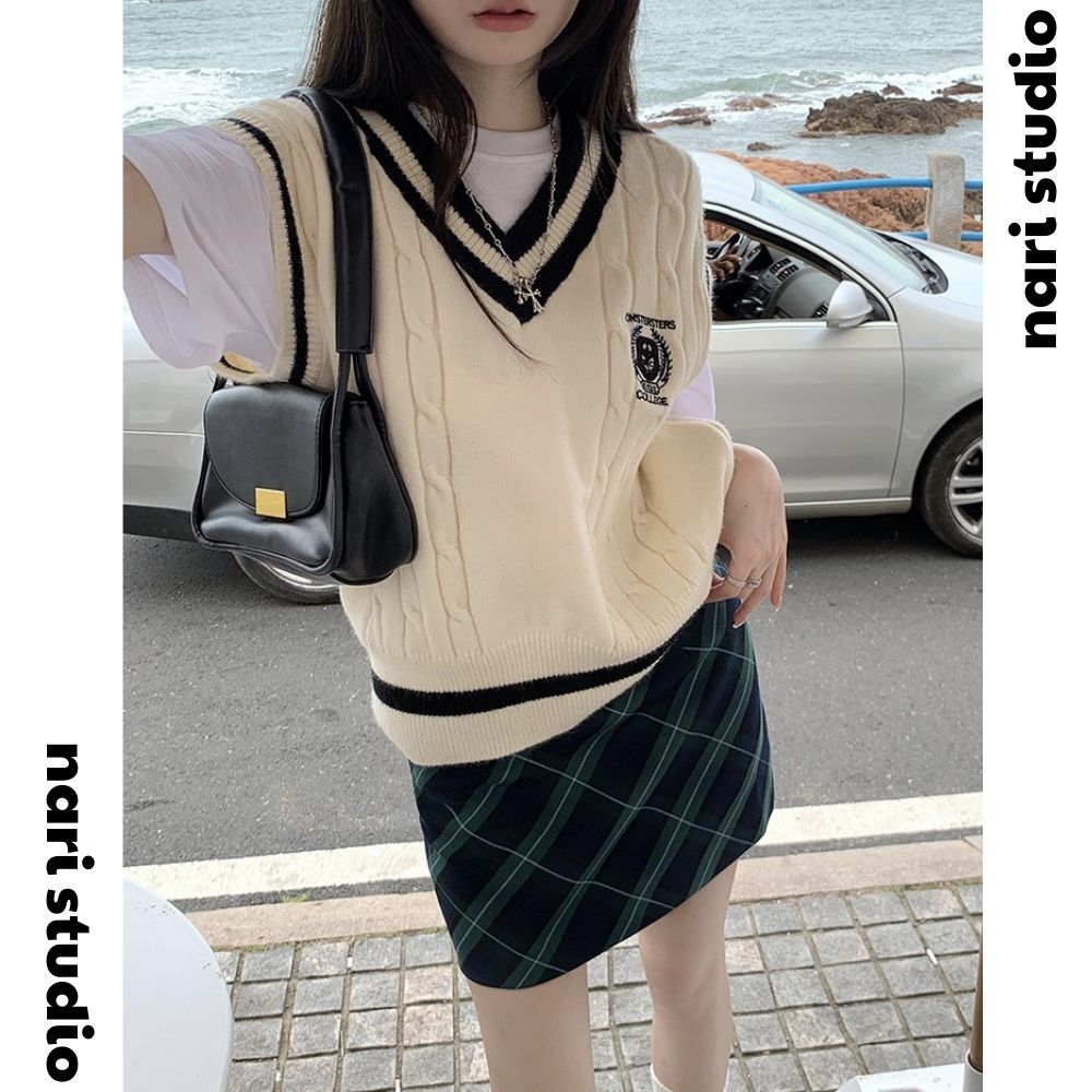 Áo gile len nữ họa tiết thêu huy hiệu học sinh hàn quốc phối viền màu thời trang màu be, xanh GL4