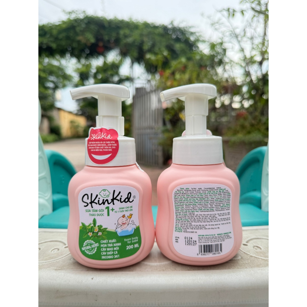 (GIÁ TẶNG)Sữa tắm gội thảo dược Skinkid 1+ (cho bé từ 1 tuổi) chiết xuất hoa trà xanh,cây nhọ nồi,câ