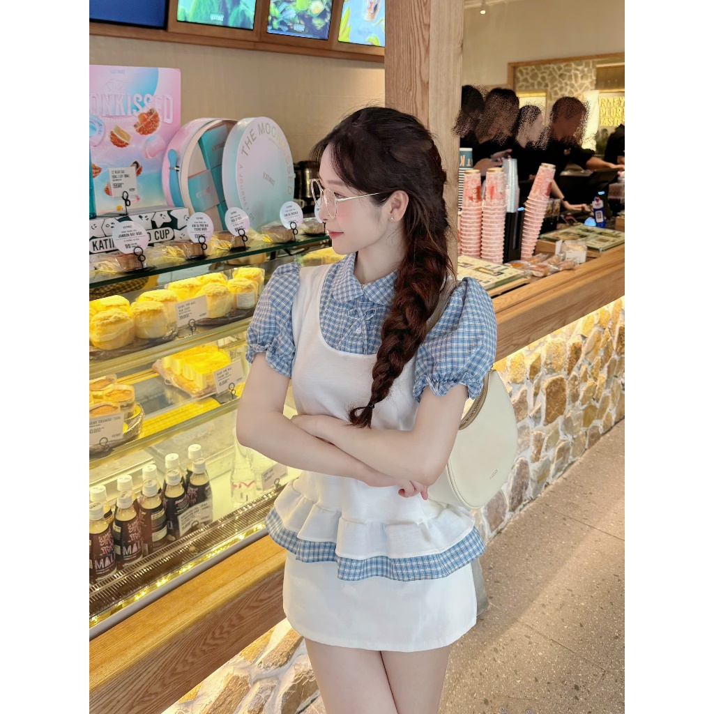 Áo sơ mi tay phồng nữ phối kẻ caro dáng peplum cổ búp bê form chuẩn dễ phối đồ AOT060 | BigBuy360 - bigbuy360.vn