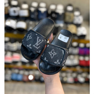 Dép lê L.V cho bé- Dép lê đi học, đi chới cho bé dễ đi sang chảnh mẫu new 2025