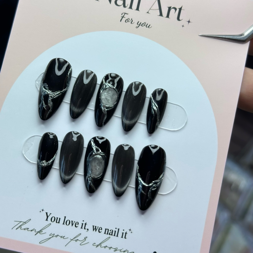 Nail box màu đen mắt mèo