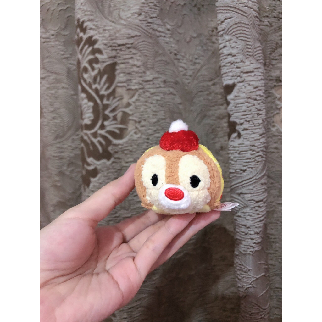 Gấu bông tsum sóc disney choàng đỏ