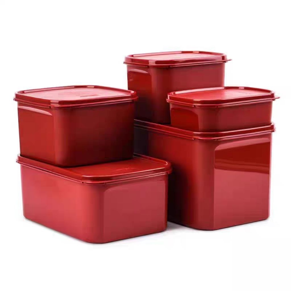 Hộp tupperware màu đỏ đựng thực phẩm màu, kim chi, muối dưa.