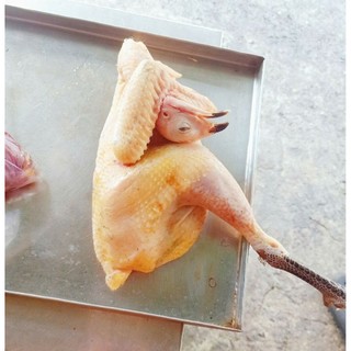 Nửa con gà ta tươi mới làm thịt tại nhà . Khoảng 900g_1kg làm sạch