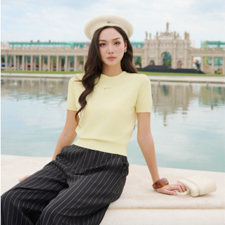 GERME Áo cộc tay nữ dệt kim Demi Fine-gauge cổ tròn bo gấu đính logo, Áo thun nữ Mongtoghi co giãn trẻ trung AVNN072501