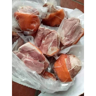 1 cái bắp giò hun khói