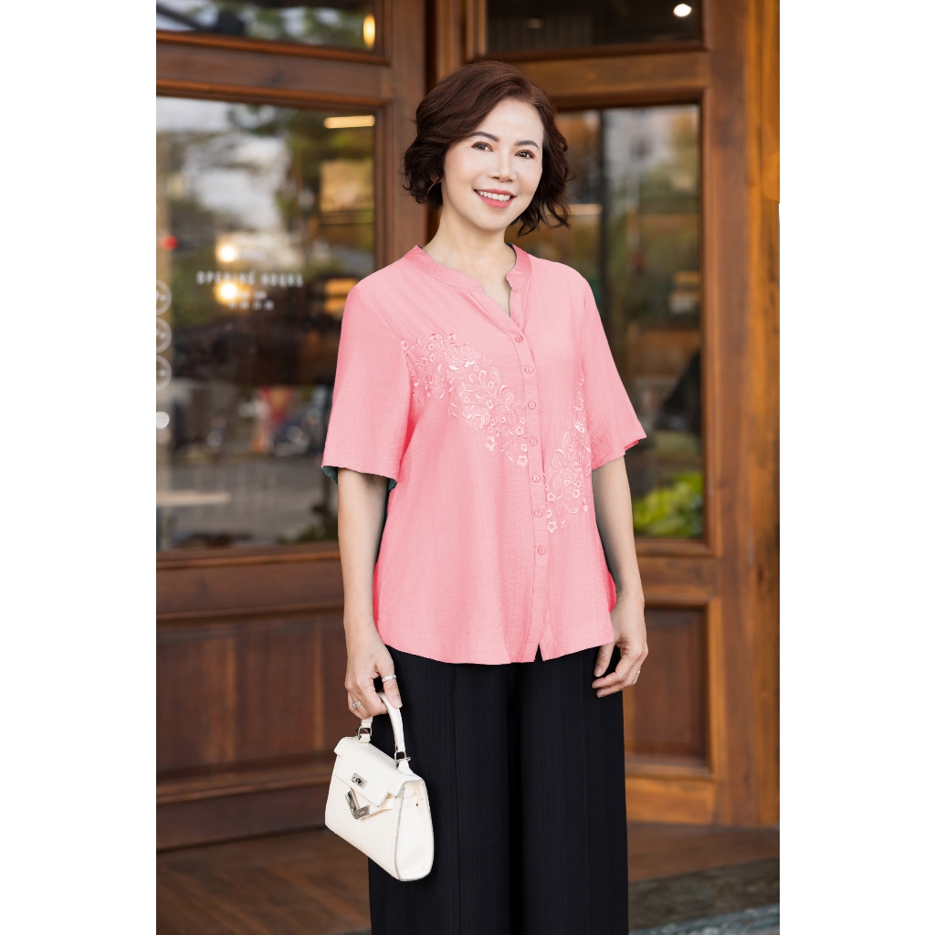 M COLLECTION | Áo Kiểu Nữ Trung Niên Tặng Mẹ, Bà Cài Nút Cổ Trụ Lụa Thêu Hoa Chìm Tay Ngắn A11460 | BigBuy360 - bigbuy360.vn