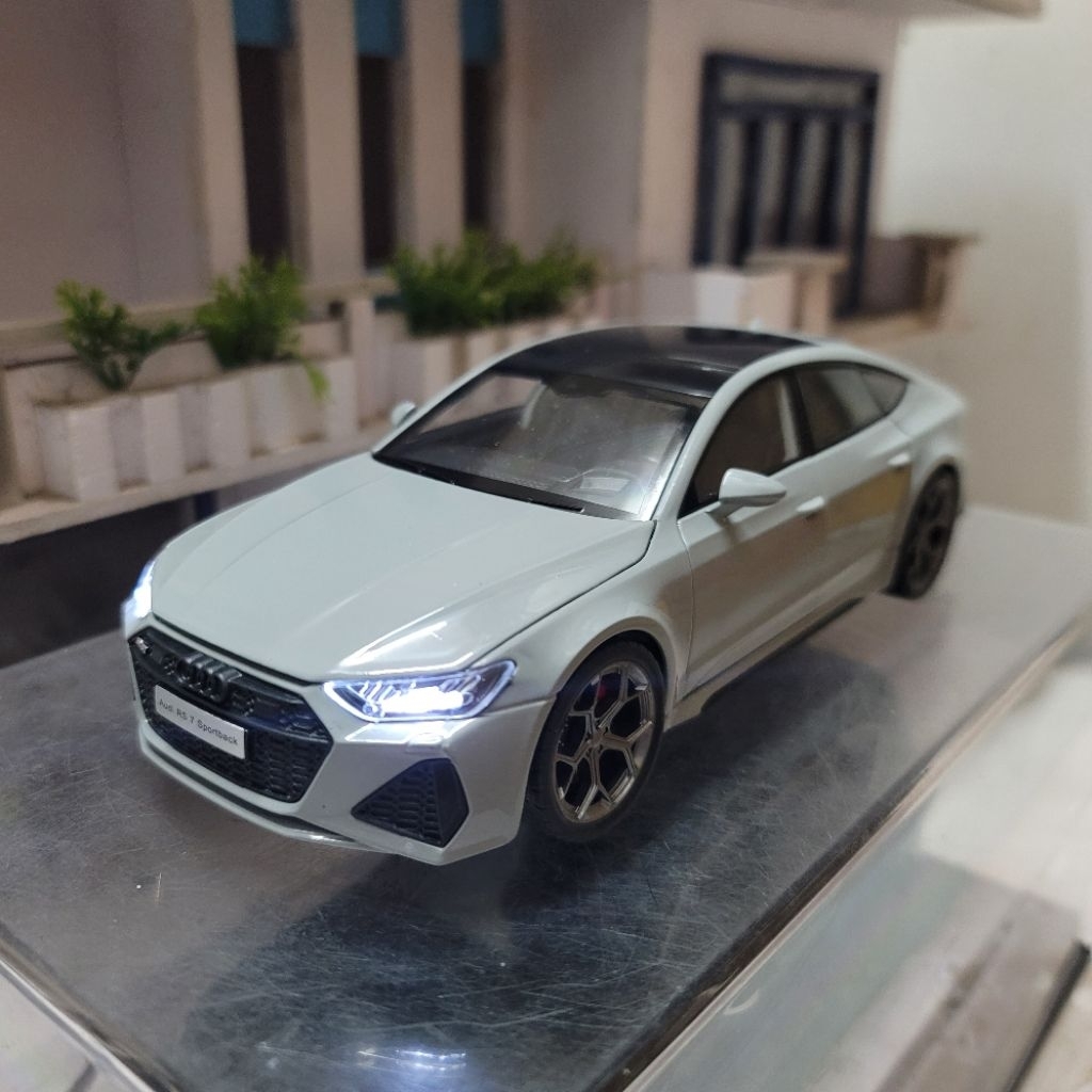 Mô hình xe Audi RS7 màu xám tỷ lệ 1:24 phù hợp trưng bày hoặc làm quà tặng