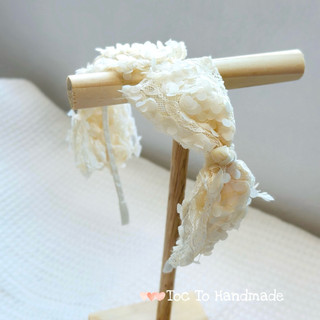 Bờm tóc nơ hoa 3D nổi phối hai bên cho bé gái