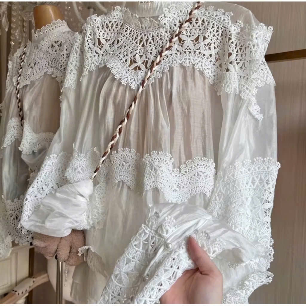 (Hàng Thiết Kế): Áo Trắng Đũi Tơ Phối Ren Bản To Viền Lượn Dài Tay Cúc Ngọc Sang Chảnh Tôn Dáng Dễ Phối Đồ - Ảnh Lollaye | BigBuy360 - bigbuy360.vn