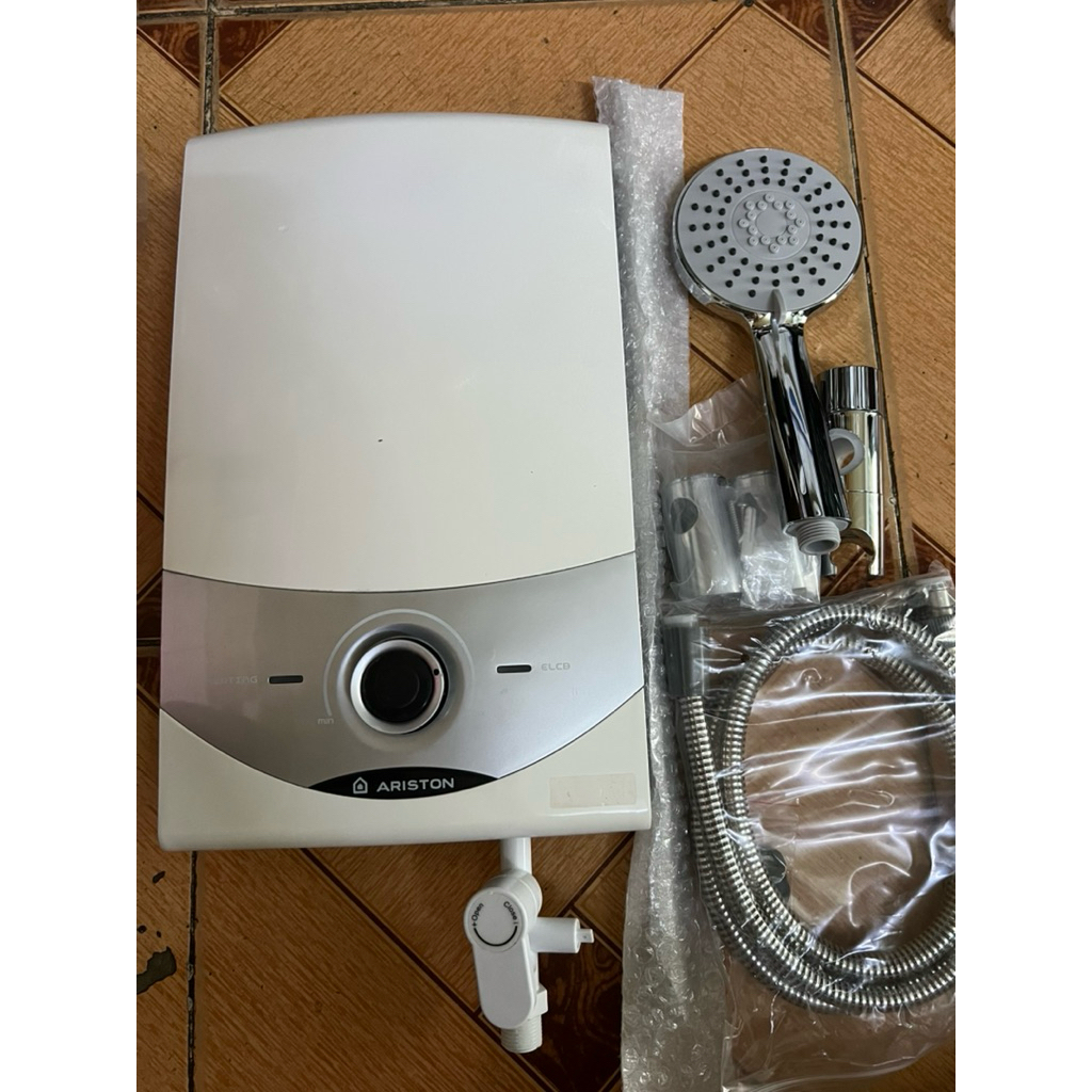 Máy tắm nước nóng trực tiếp có bơm trợ lực hãng ariston cũ 98%