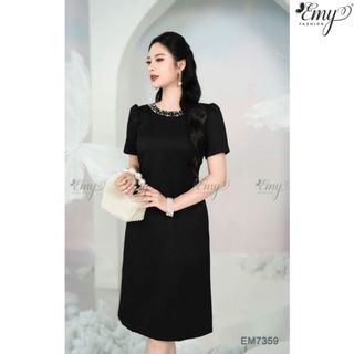 Đầm Suông Đen EM7359 Vải Bố Gân Cổ Tròn Tay Ngắn Đính Hạt