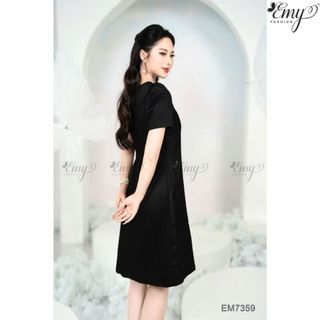 Đầm Suông Đen EM7359 Vải Bố Gân Cổ Tròn Tay Ngắn Đính Hạt