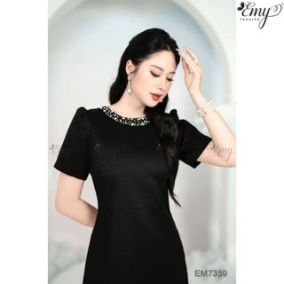 Đầm Suông Đen EM7359 Vải Bố Gân Cổ Tròn Tay Ngắn Đính Hạt