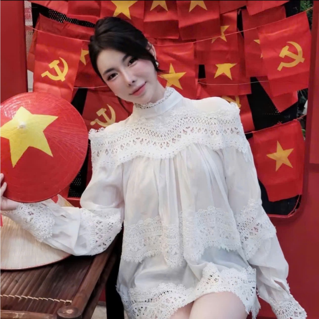 (Hàng Thiết Kế): Áo Trắng Đũi Tơ Phối Ren Bản To Viền Lượn Dài Tay Cúc Ngọc Sang Chảnh Tôn Dáng Dễ Phối Đồ - Ảnh Lollaye | BigBuy360 - bigbuy360.vn