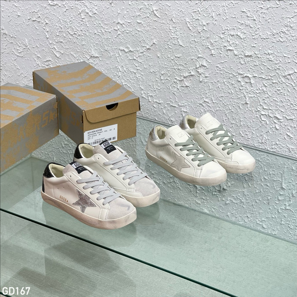 Giày kiểu dáng dây buộc nam nữ mang đều được hoạ tiết ngôi sao ánh nhũ siêu nét.