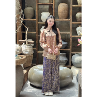 Pháp phục nữ chính hãng Giian thiết kế áo cổ trụ, tay dài bo chun phối họa tiết 3D, quần đống đứng tôn dáng SL0007