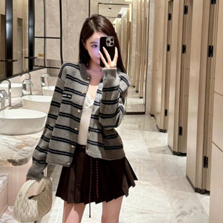 áo kiểu nữ hàn quốc,áo kiểu nữ dễ thương MẪU MỚI RA MẮT khoác len kẻ in miu khuy vàng hot ue178