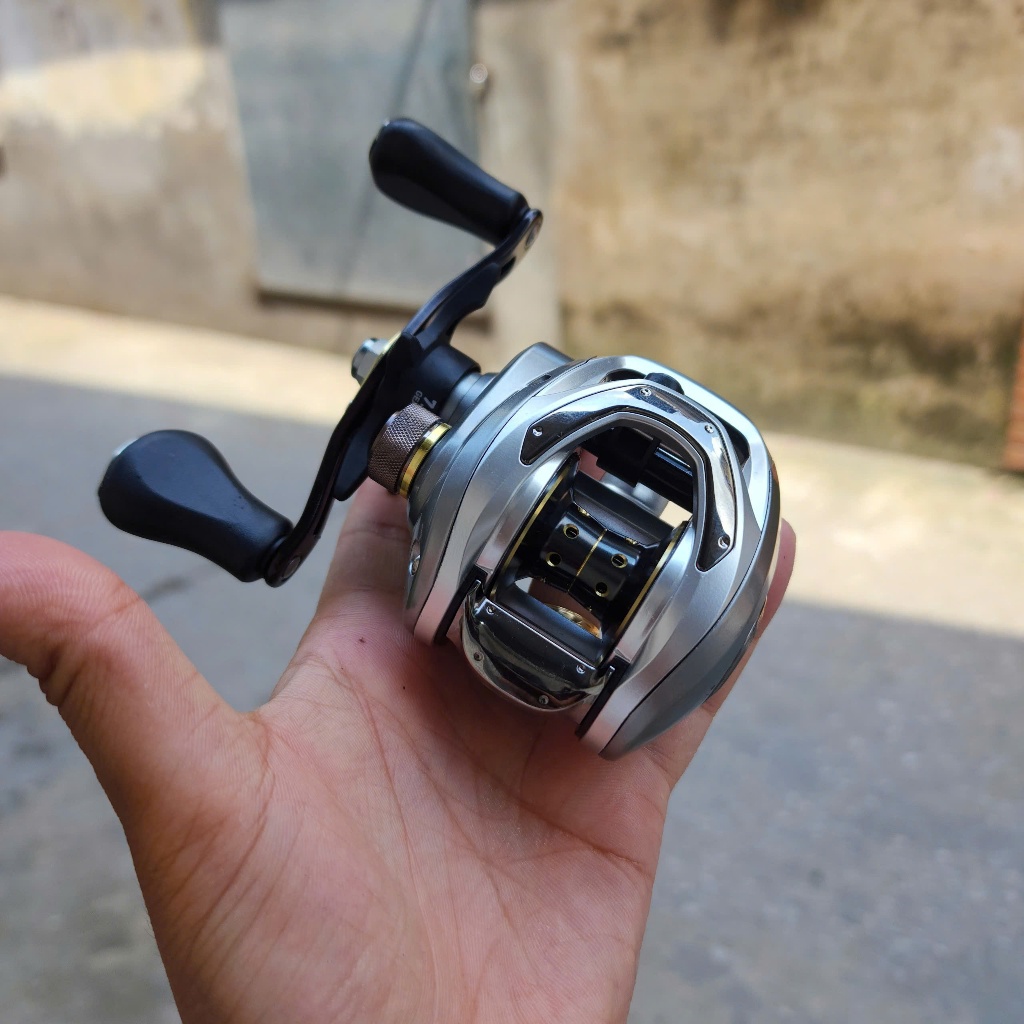 Máy Câu Ngang Daiwa Bass X 2024 Cao Cấp Tay Trái Siêu Nhẹ - Đỉnh Cao Công Nghệ Máy Câu Ngang Từ Nhật