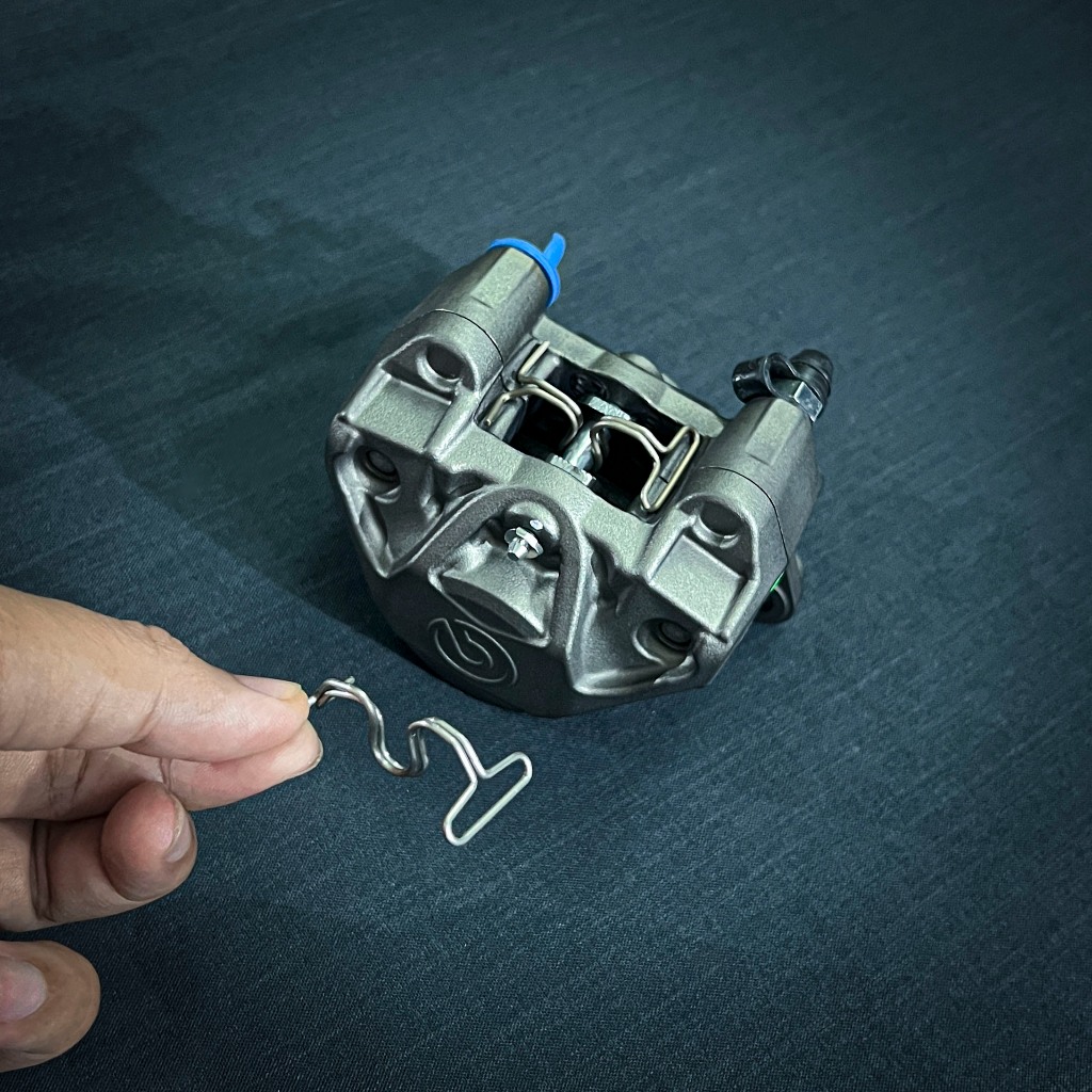 Phe giữ bố brembo 2pis | Phe cài bố thắng | Phe giữ cố định má phanh | Phe cố định má phanh brembo |