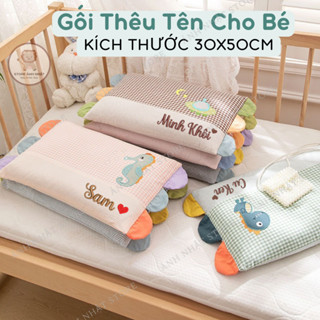 (THÊU TÊN) Gối Cotton Thêu Tên Theo Yêu Cầu Cho Bé Kích Thước 50x30cm Gối Viền Cầu Vồng Cho Bé Đi Học Mầm Non Thoáng Mát