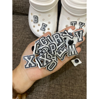  Sticker   Charm  Chữ Cái nhựa dẻo màu đen trắng gắn dép giày túi xách thời trang 