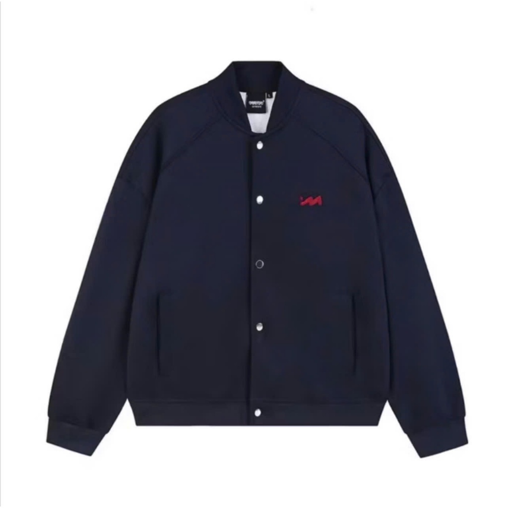 Áo khoác bomber cúc bấm chất liệu nỉ 2 da DOKITO, Áo khoác nỉ logo thêu chữ M dày dặn (from boxy) | BigBuy360 - bigbuy360.vn