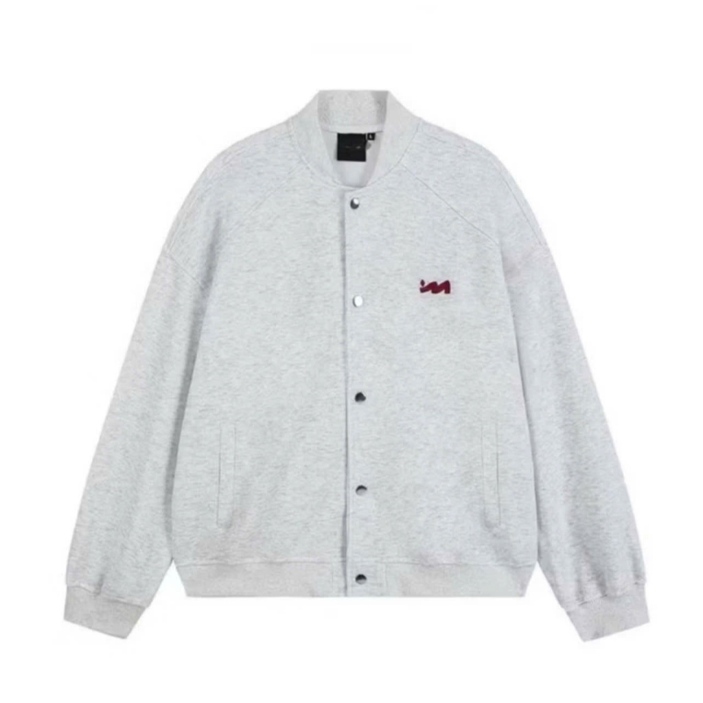 Áo khoác bomber cúc bấm chất liệu nỉ 2 da DOKITO, Áo khoác nỉ logo thêu chữ M dày dặn (from boxy) | BigBuy360 - bigbuy360.vn