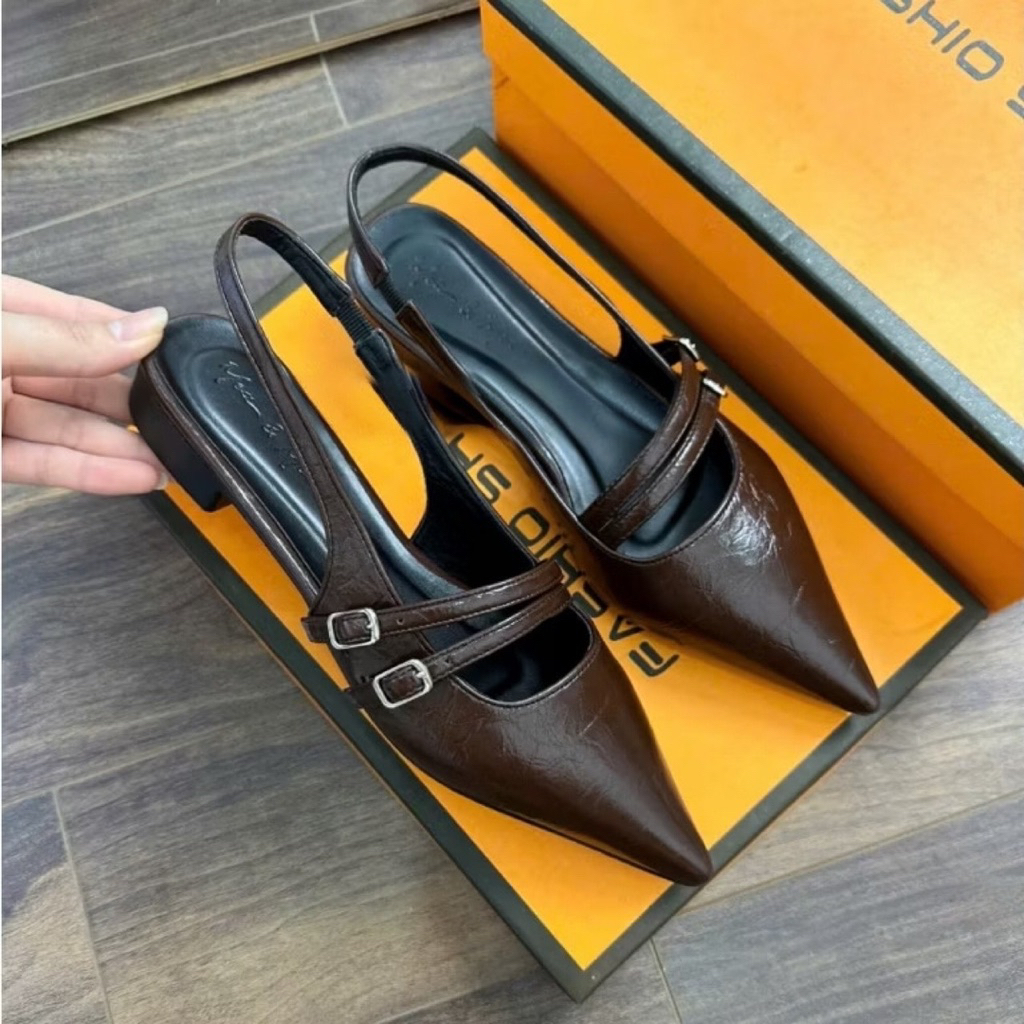 Giày sục mũi nhọn phối khóa chéo